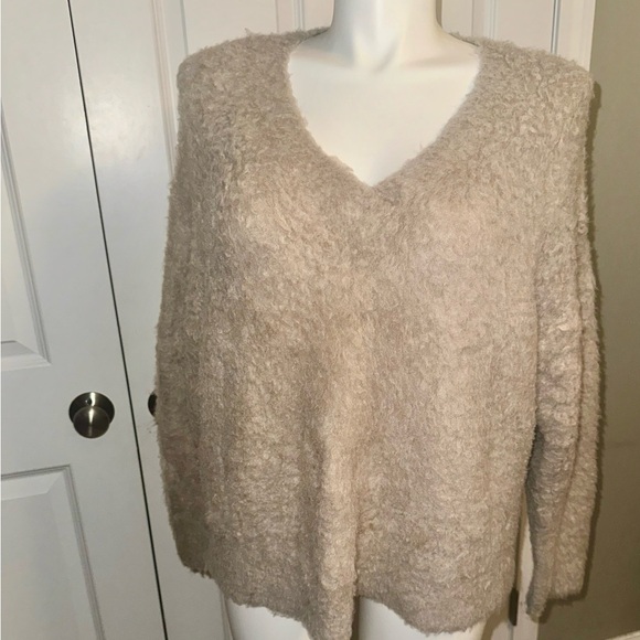 Maeve Anthropologie Women Large Tan Long Sleeves V-Neck Plush Pullover Sweater - Picture 5 of 5